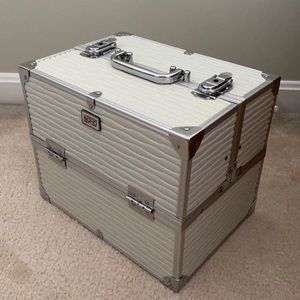 Makeup carrying box